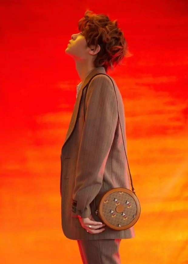 黄明昊程潇出席成都品牌活动林彦俊赵露思出席上海品牌活动刘宪华