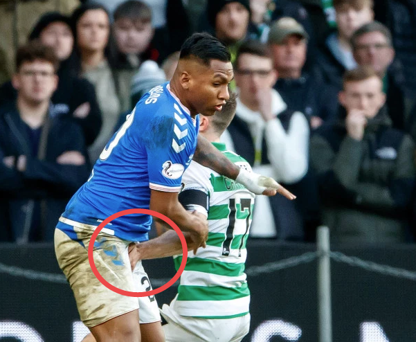 犯规动作太卑鄙!苏超球员捏爆对方下体 被停赛3场 主教练愤怒