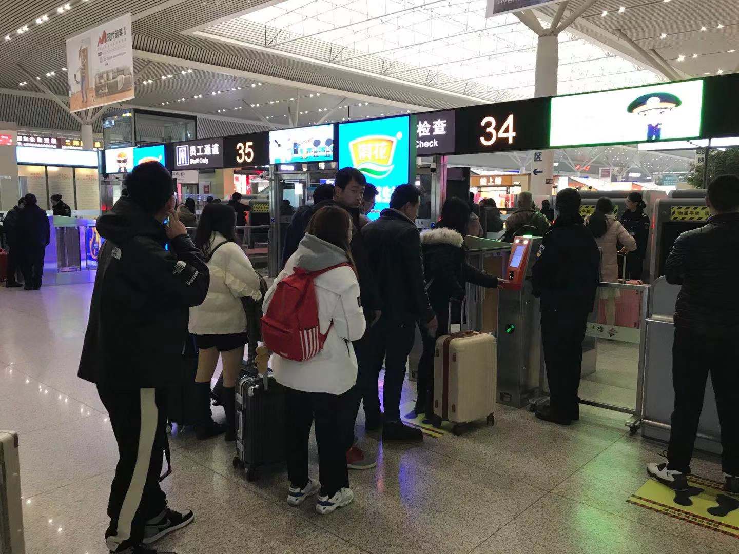 「河南交通广播」截止今天上午10点郑州东站大部分列车到发正常，部分车次晚点