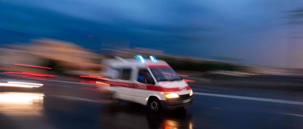 「警苑心语」「安防宝典」网上疯传的“45度让路法”靠谱吗？转发这条微信，能救命！