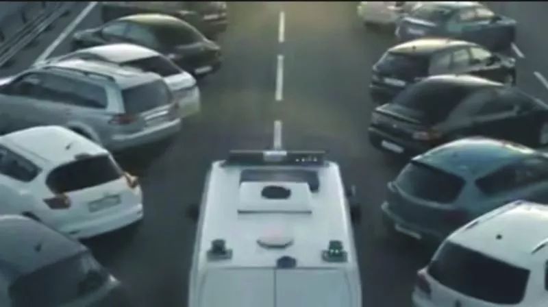 「警苑心语」「安防宝典」网上疯传的“45度让路法”靠谱吗？转发这条微信，能救命！