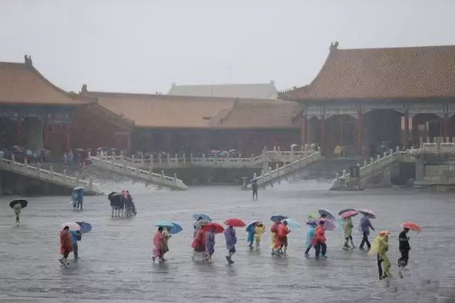 「中国教育报」北京一下雪，故宫就上热搜！关于600岁的故宫，这些故事值得讲给孩子听｜特别关注
