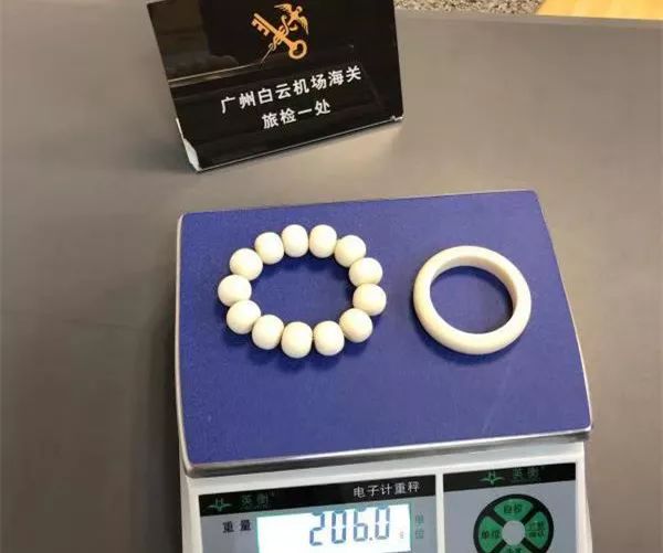「海关发布」包里藏着象牙，你以为能过关？！