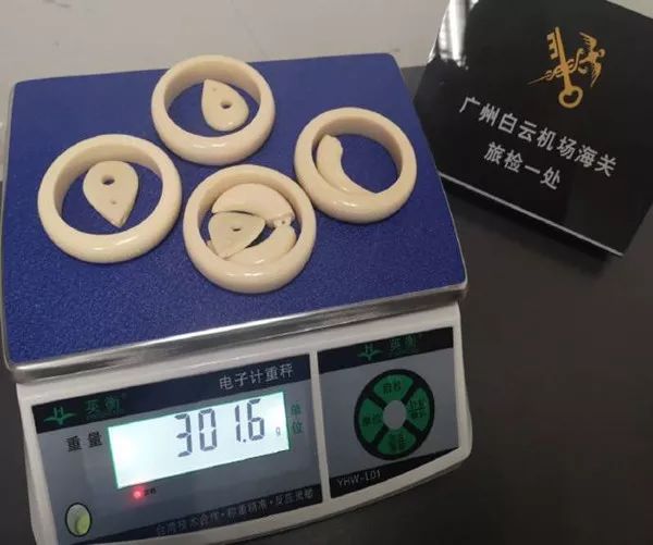 「海关发布」包里藏着象牙，你以为能过关？！