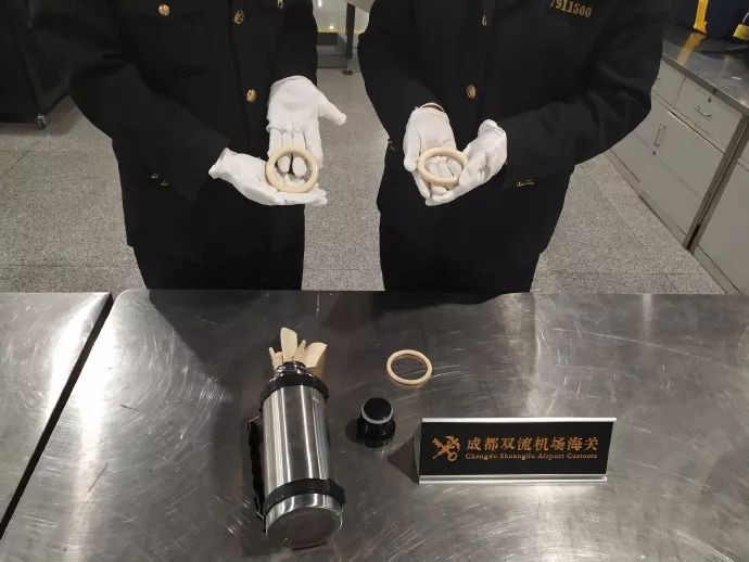 「海关发布」包里藏着象牙，你以为能过关？！