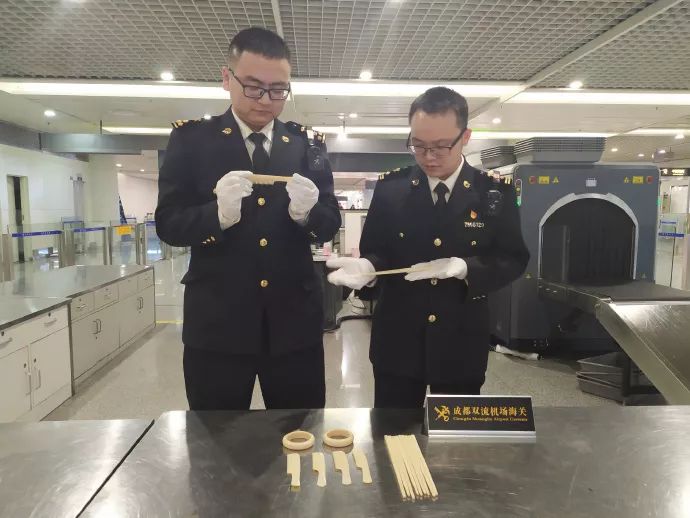 「海关发布」包里藏着象牙，你以为能过关？！