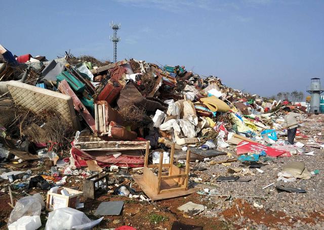 填埋远远赶不上增长,最大的垃圾场都满了,村民像生活在臭水沟