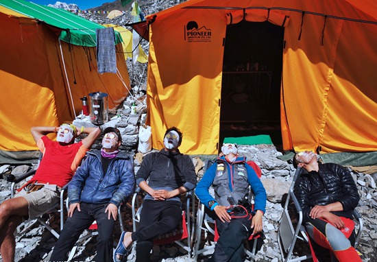 「经济日报」珠峰攀登者忆惊险一刻：8000米时氧气面罩坏了