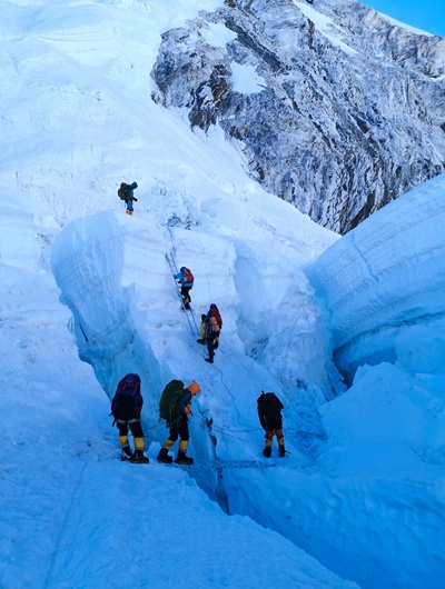 「经济日报」珠峰攀登者忆惊险一刻：8000米时氧气面罩坏了