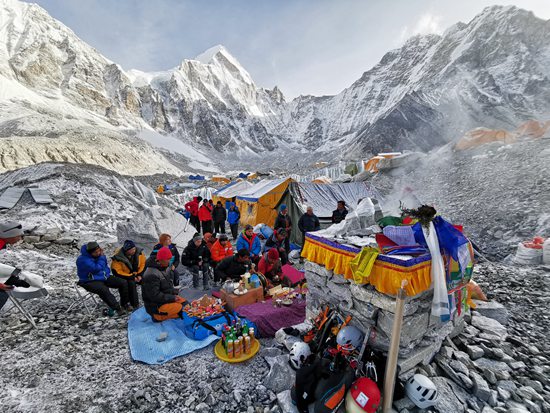 「经济日报」珠峰攀登者忆惊险一刻：8000米时氧气面罩坏了