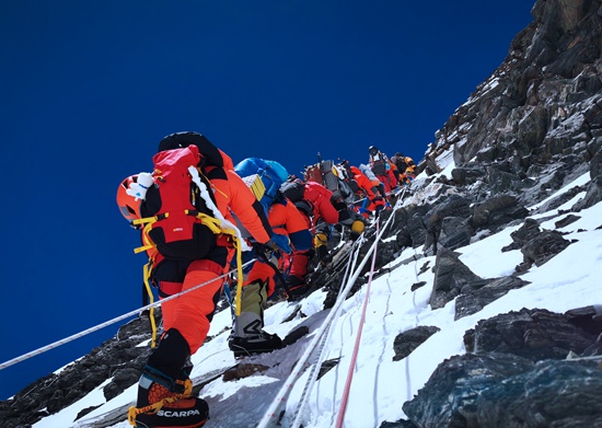 「经济日报」珠峰攀登者忆惊险一刻：8000米时氧气面罩坏了