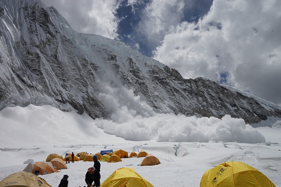 「经济日报」珠峰攀登者忆惊险一刻：8000米时氧气面罩坏了