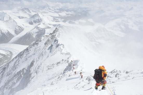 「经济日报」珠峰攀登者忆惊险一刻：8000米时氧气面罩坏了