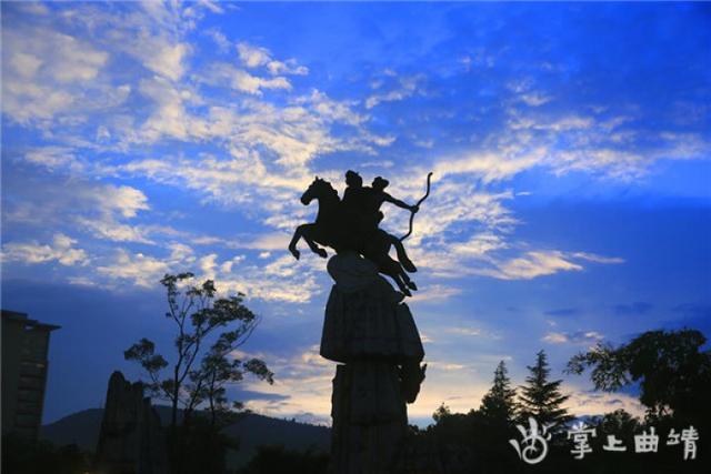 当阿诗玛矗立在麒麟南路与南宁东,西路交汇处的街心时,一代又一代曲靖