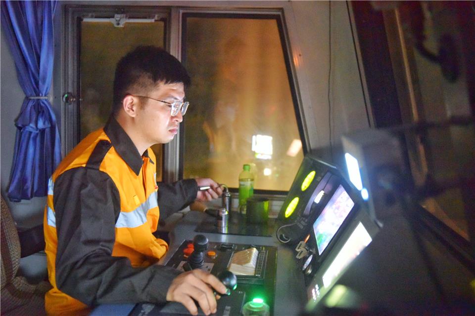 经济日报：给钢轨诊脉的“高铁夜行侠”
