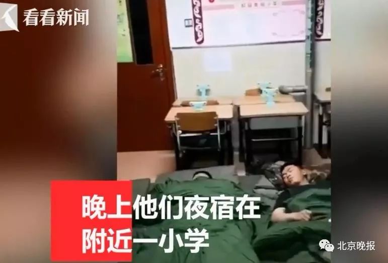 #人民日报#这群兵哥哥走后，校园里出现了一座“长城”……