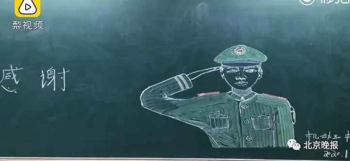 #人民日报#这群兵哥哥走后，校园里出现了一座“长城”……