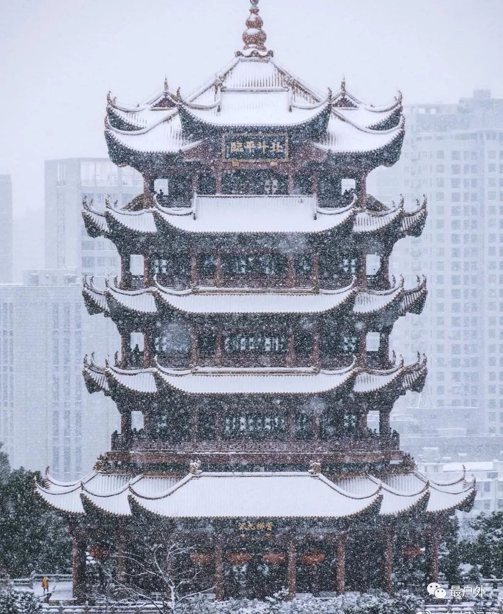 武汉下雪了黄鹤楼和武大美出了新高度