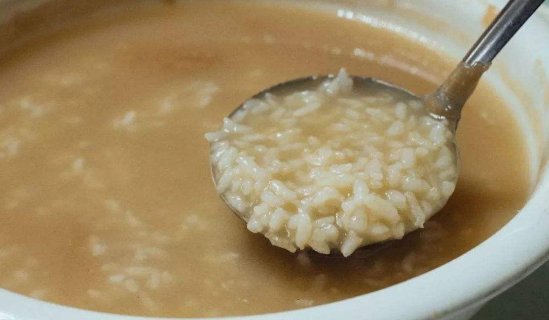 粯子粥煮馄饨,是靖江较常见的吃法.