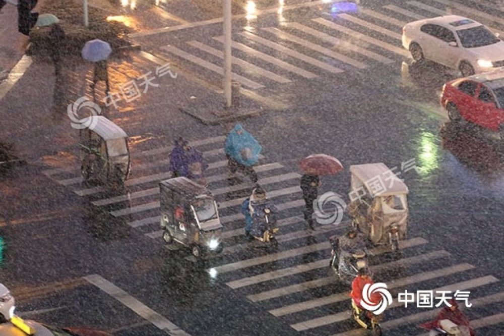 [经济日报]雨雪天气横扫中东部 春运首日大范围降水来“添堵”