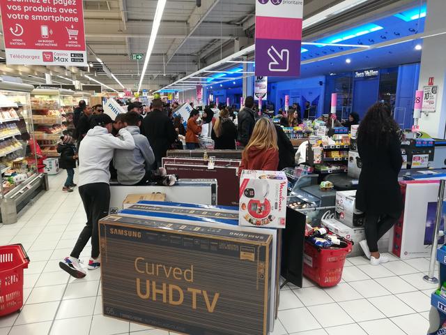 「环球时报」电视价格写错小数点遭抢购，法国超市报警驱散蜂拥而来顾客