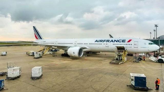 「齐鲁晚报·齐鲁壹点」法航客机起落架舱，惊现一具10岁男童尸体……