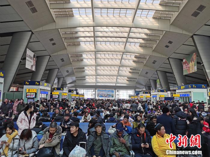 【经济日报】小红帽、爱心医药箱……春运贴心服务温暖回家路