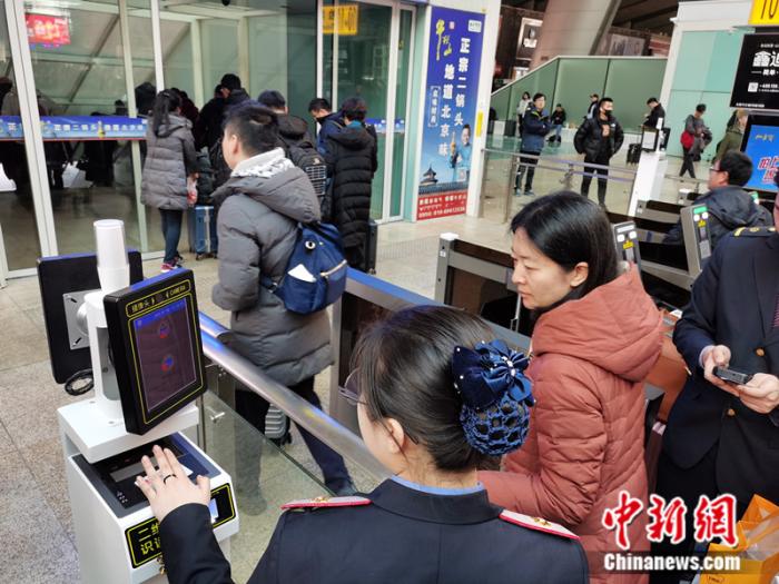 【经济日报】小红帽、爱心医药箱……春运贴心服务温暖回家路
