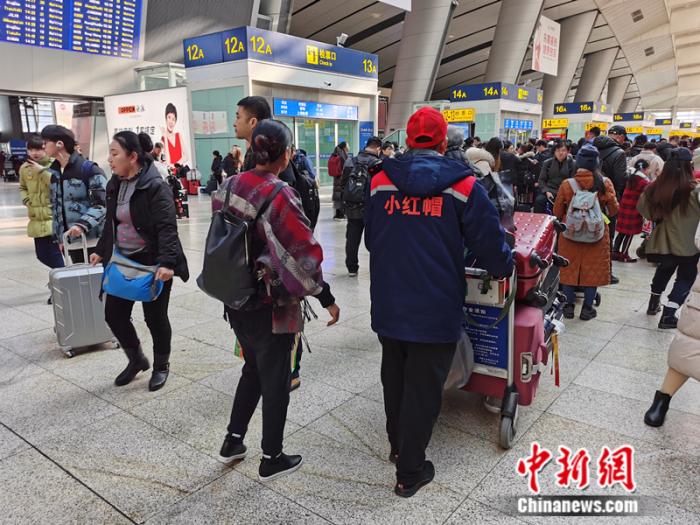 【经济日报】小红帽、爱心医药箱……春运贴心服务温暖回家路