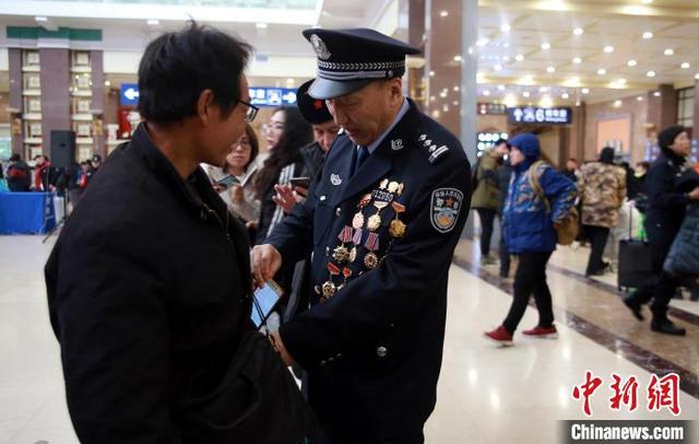 【生活报】春运首日，中国铁警全力奋战保安全