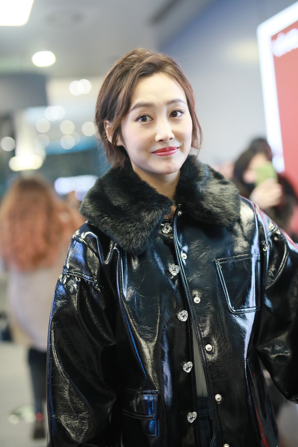 短发李纯又飒又美,穿皮夹克毛领好吸睛,挎3937珍珠包贵妇范儿足