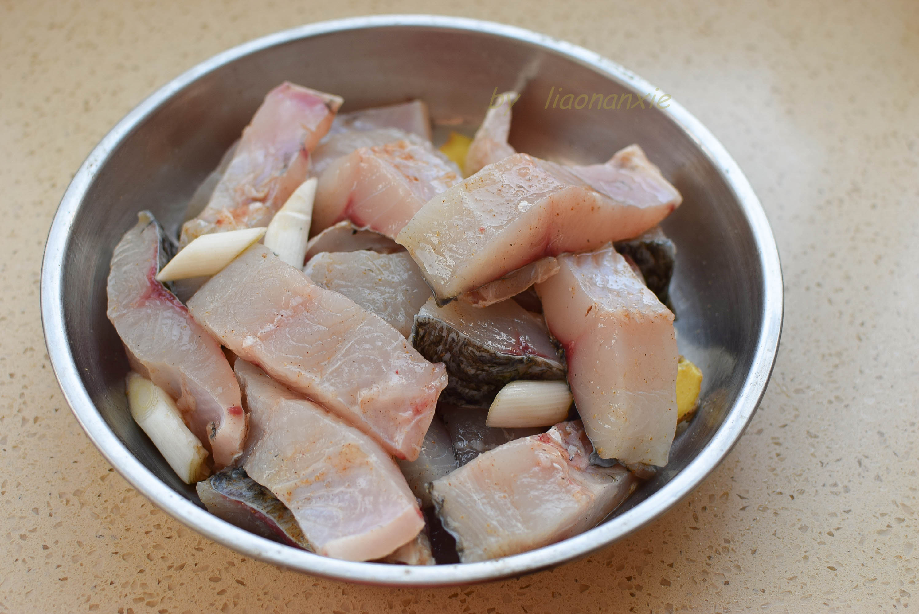 煮汁配料:纯净水250克,麦芽糖100克,生抽30克,老抽10克,冰糖120克