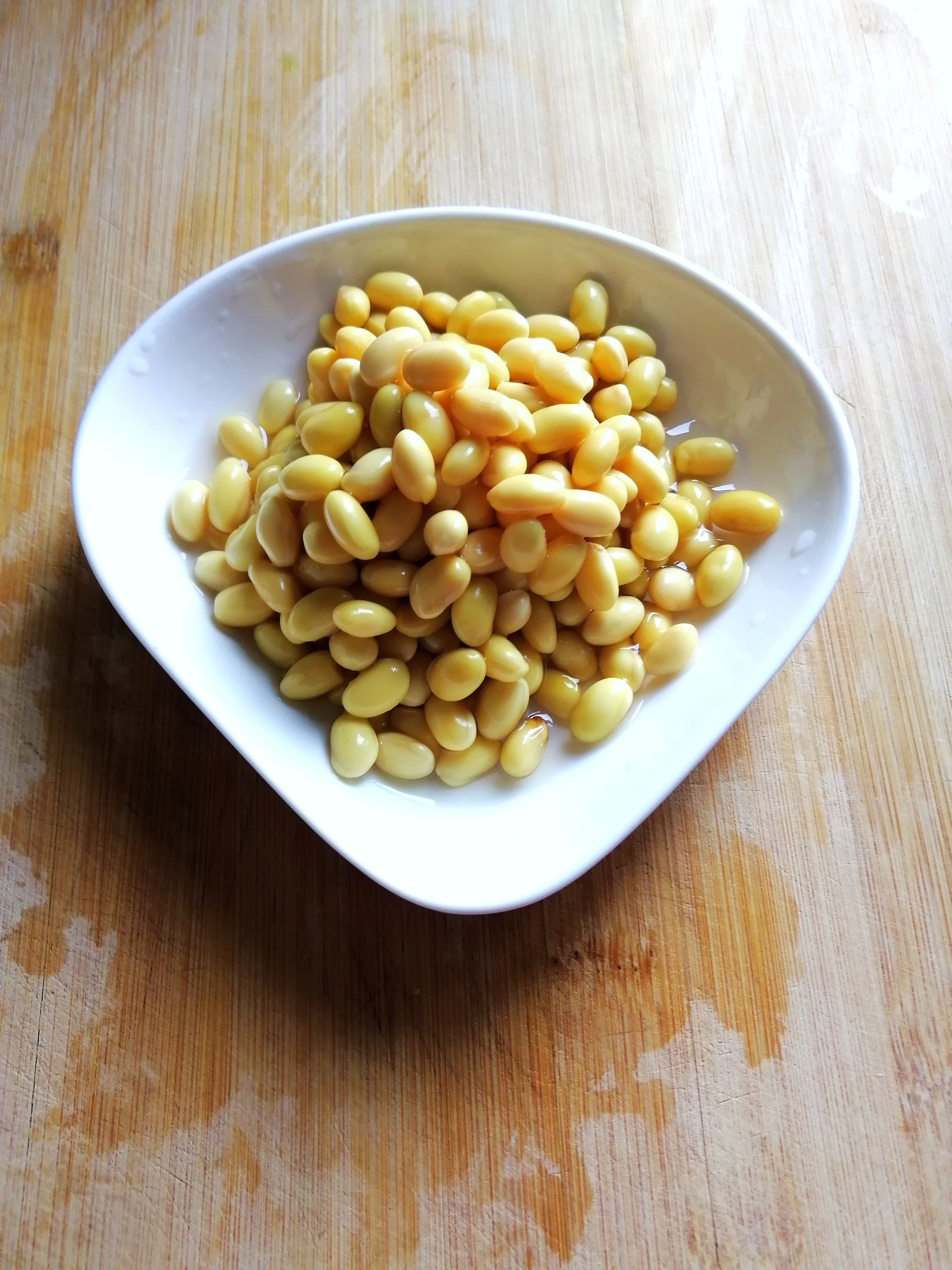 1,先把黄豆浸泡一晚上,泡好的黄豆出浆率更高.