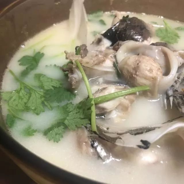 魚頭先用料酒抺遍全身,再用鹽抹遍全身(可以晾個幾個分鐘),白蘿蔔可有