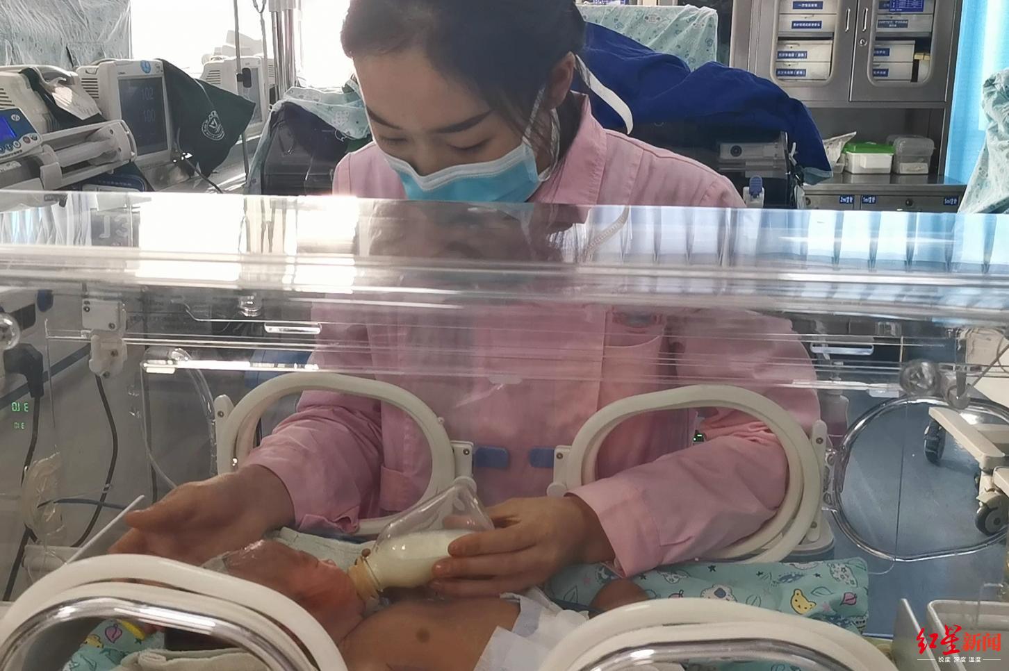 红星新闻■你单膝跪地的样子真美！出生3天男婴母亲失联，女医生托举患儿拍片
