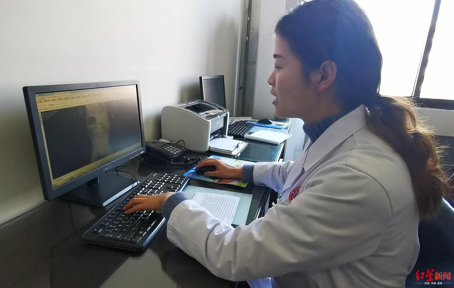 红星新闻■你单膝跪地的样子真美！出生3天男婴母亲失联，女医生托举患儿拍片
