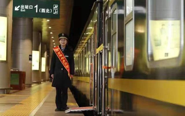 生活报@北京804名旅客乘“共青团号”列车回乡过年