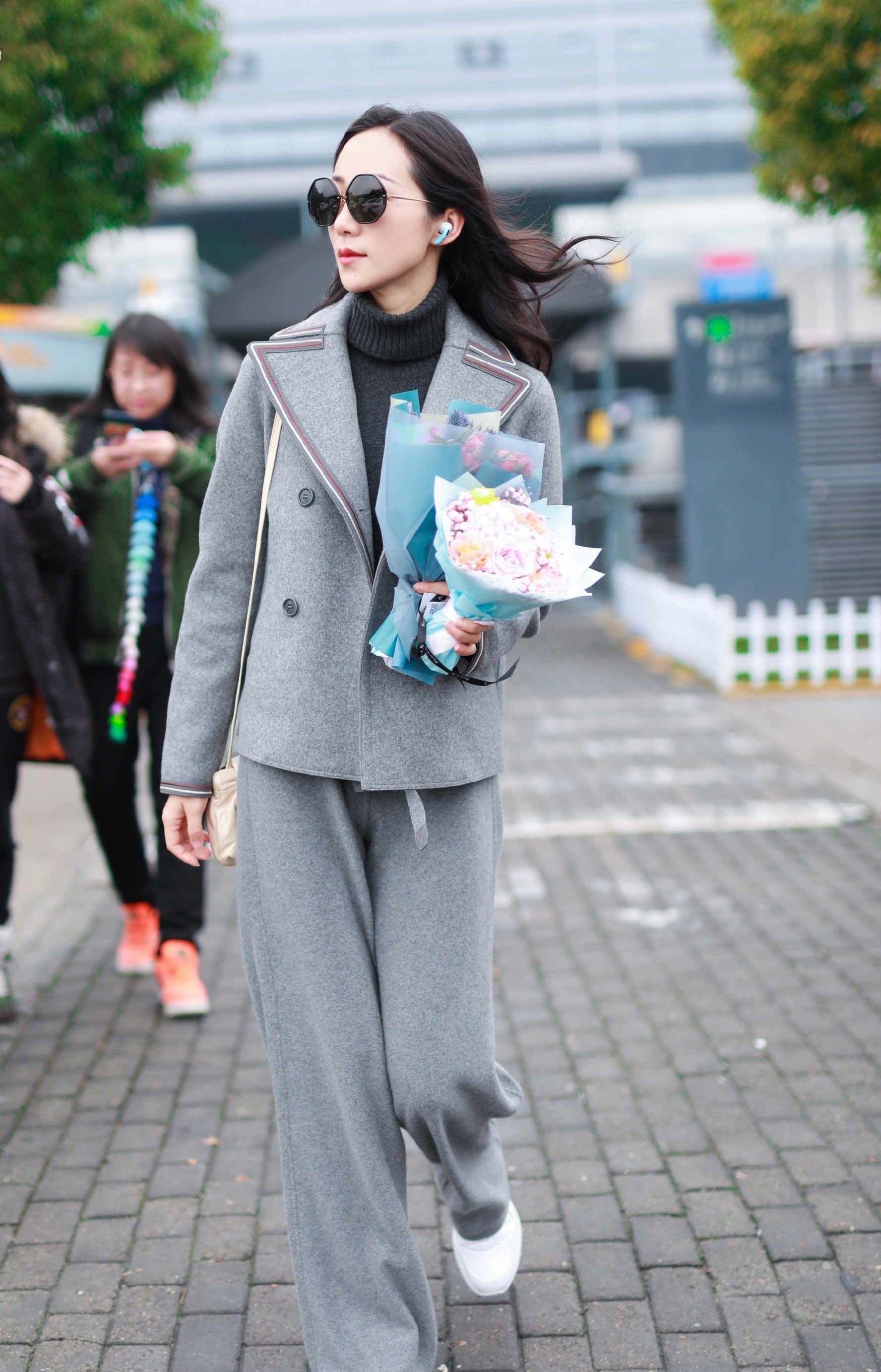 韩雪美就是自信灰色套装高贵又典雅慵懒风尽显成熟魅力