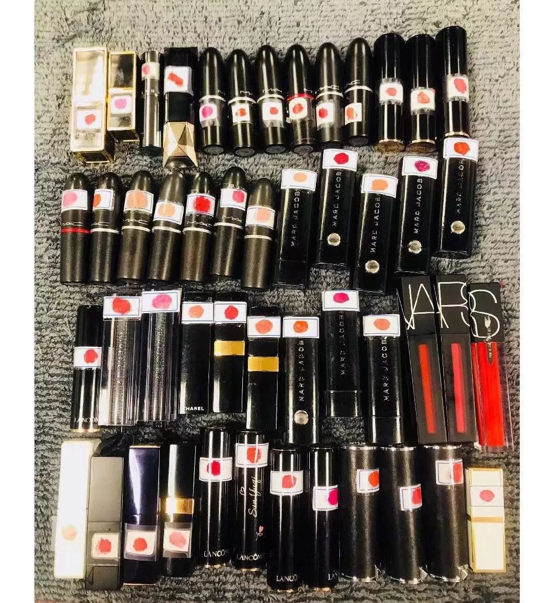 ▲ 陈数为口红贴上标签