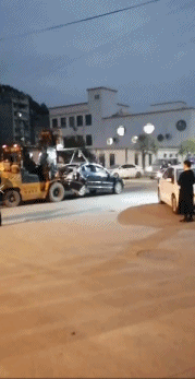 半岛晨报■女婿带老婆回乡 倒车坠入7米多深沟车身几乎解体