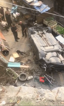 半岛晨报■女婿带老婆回乡 倒车坠入7米多深沟车身几乎解体