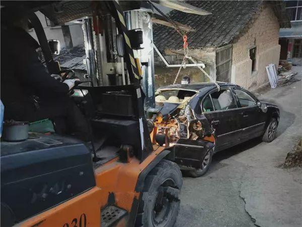 半岛晨报■女婿带老婆回乡 倒车坠入7米多深沟车身几乎解体