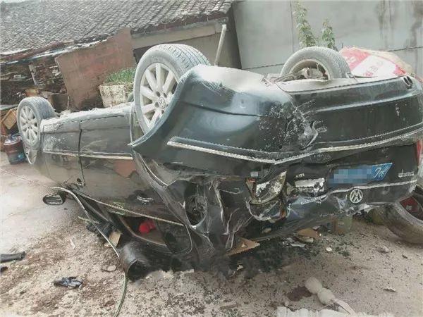 半岛晨报■女婿带老婆回乡 倒车坠入7米多深沟车身几乎解体