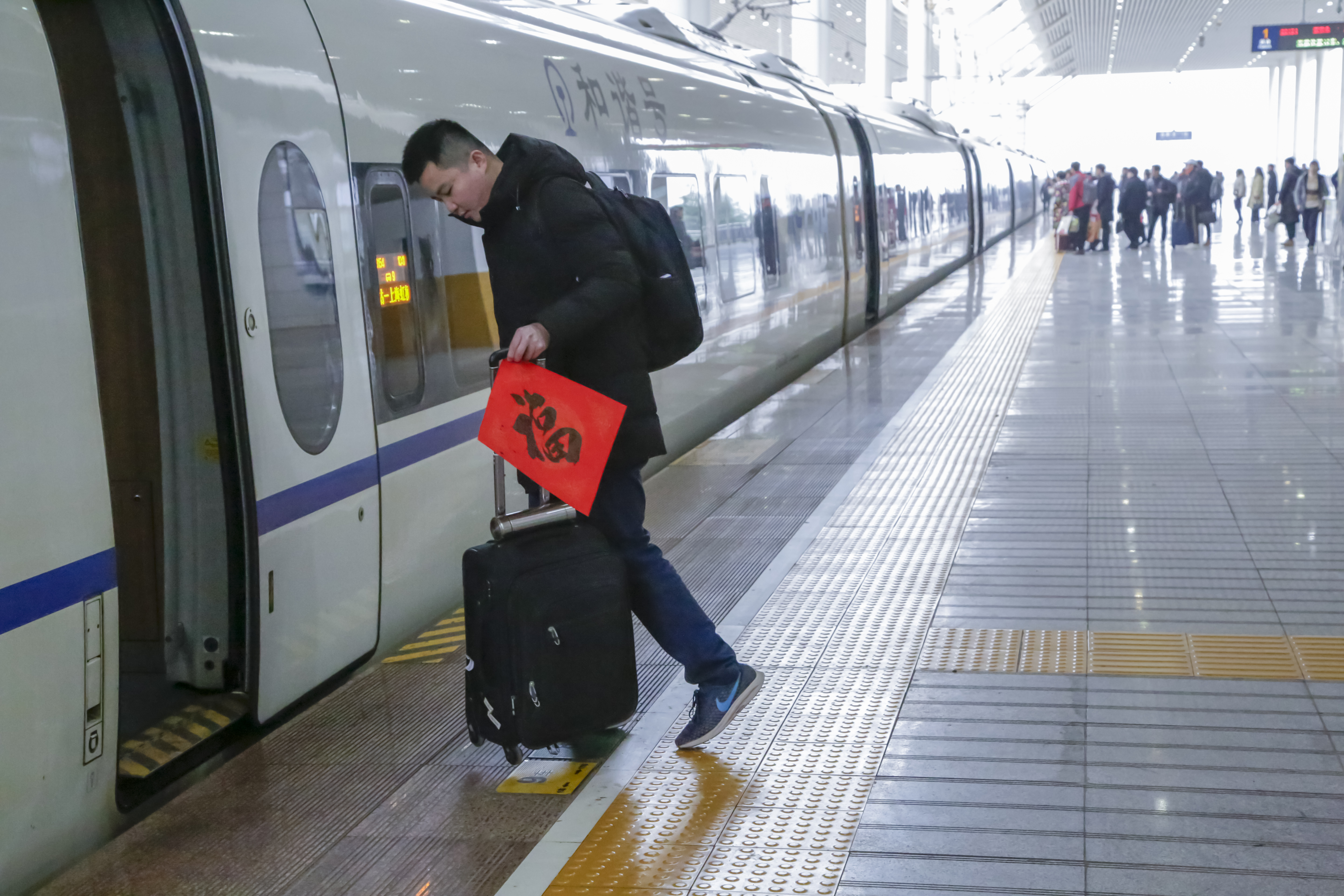 春运首日:铁警送"福"暖归途