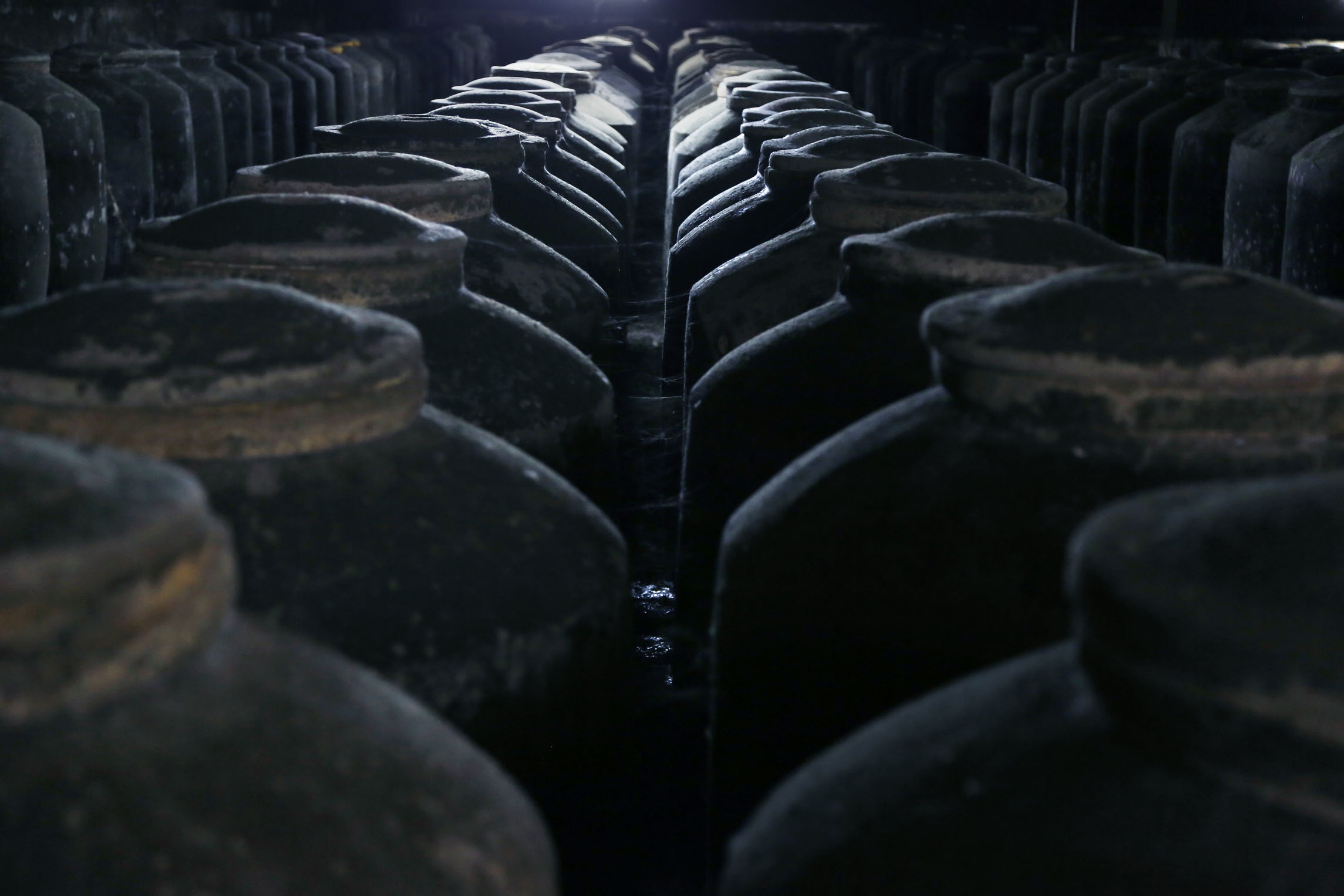 勾兑是白酒工艺不要闻勾色变酒精勾兑与基酒勾兑大不相同