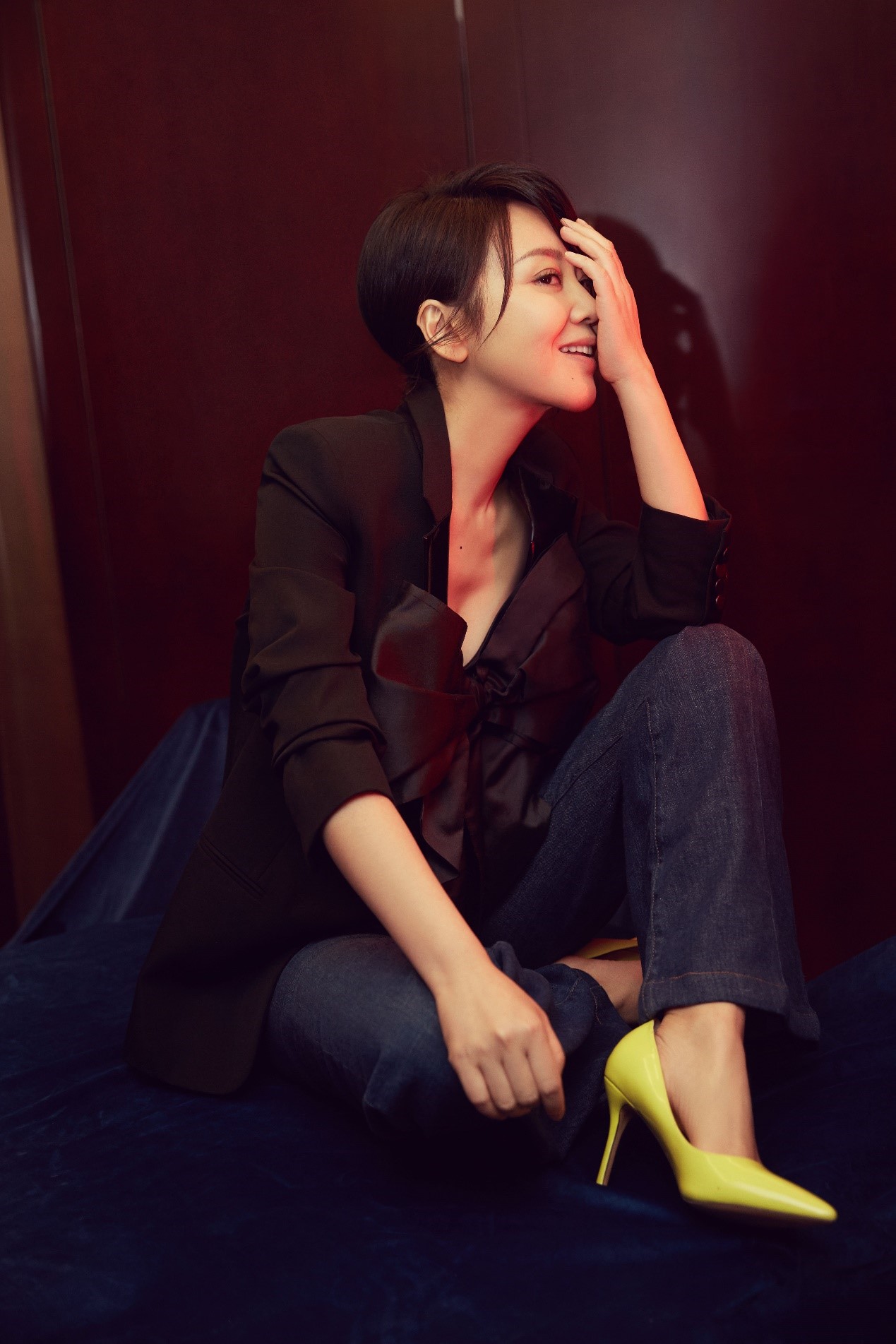 48岁闫妮逆生长,牛仔夹克 包臀半裙少女感十足,却被筷子腿抢镜