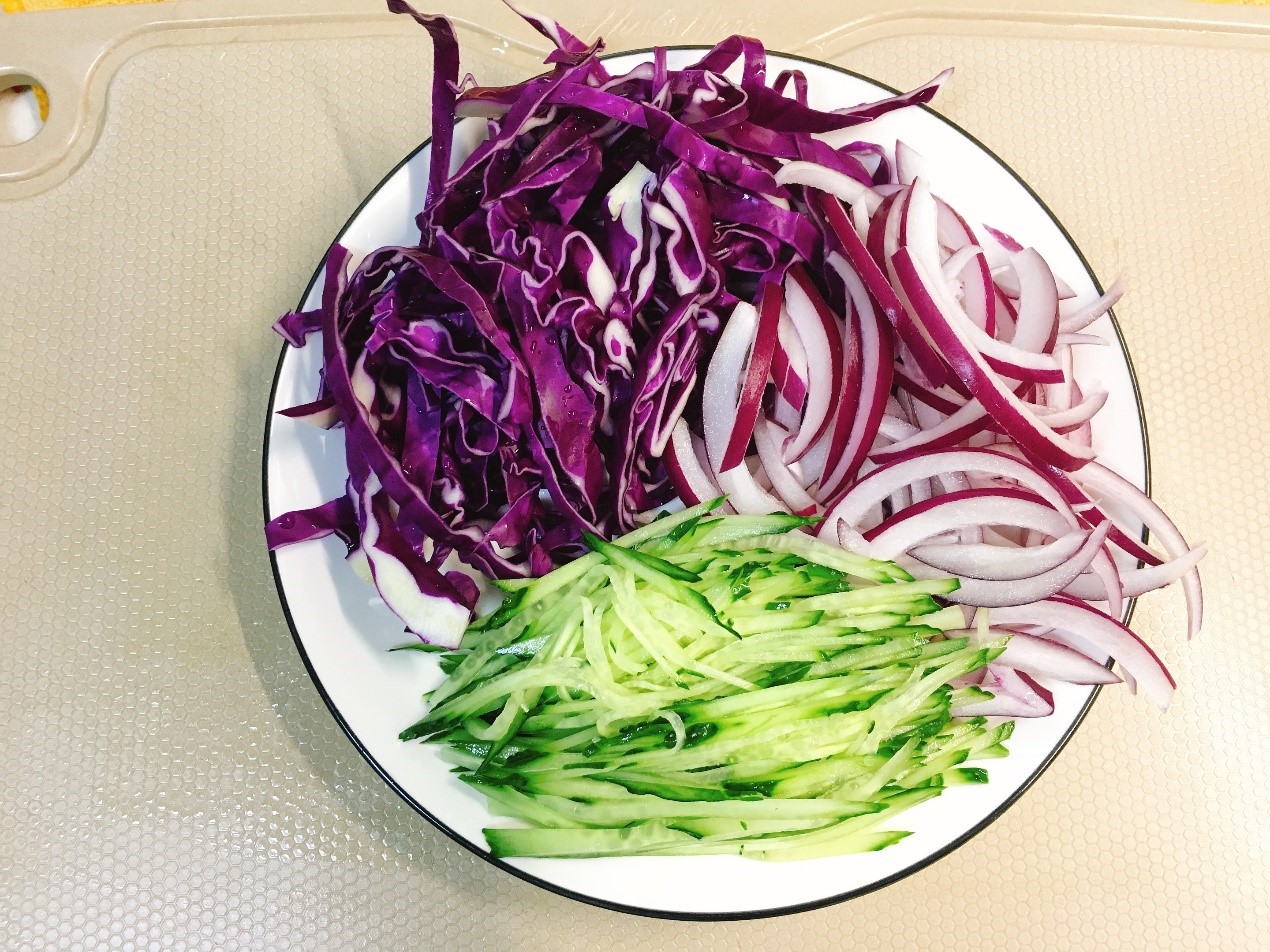 各种切丝 最后找一个大一点的容器,把鸡胸肉,蔬菜