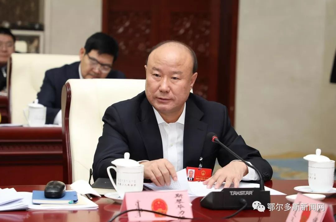 斯琴毕力格与鄂尔多斯市代表共同审议自治区政府工作报告!