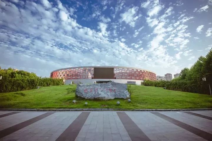 我们的印记 ○陕师大 师大建筑独特的线条美令人着迷 长安校区图书馆