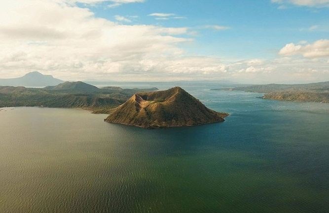 吕宋岛南部塔尔火山强烈喷发菲律宾为什么有这么多活火山